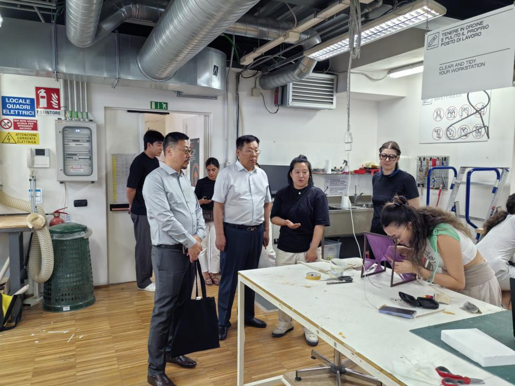 参观意大利新美术学院学生实践设计实验室