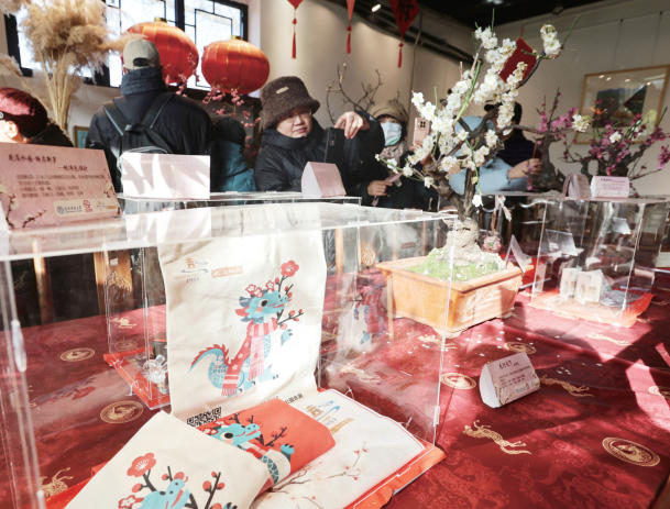 《天津教育报》报道beat365艺术学院与水上公园联合主办的“津上添花——2026 年津门梅香 骏业迎春梅花精品展”